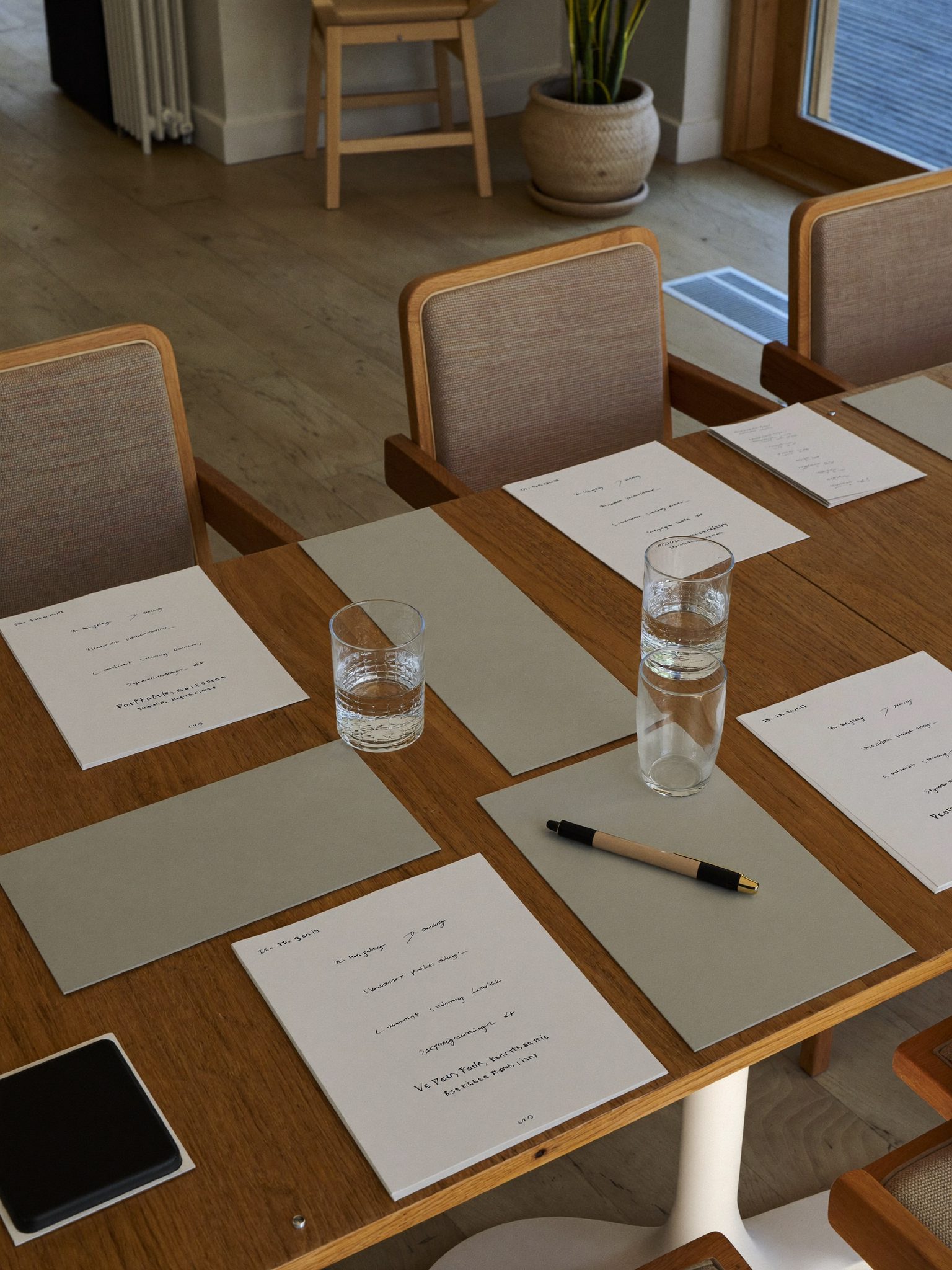 Advisor and client sitting down at a table for a meeting at Mabaso & Vorster Financial